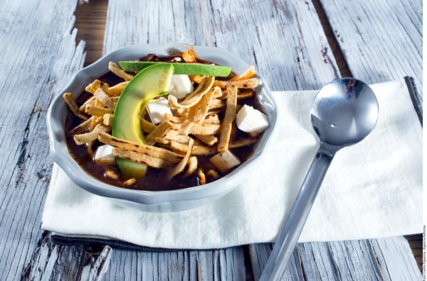 Cómo preparar una sopa azteca