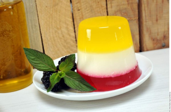 Gelatina tropical de tres sabores