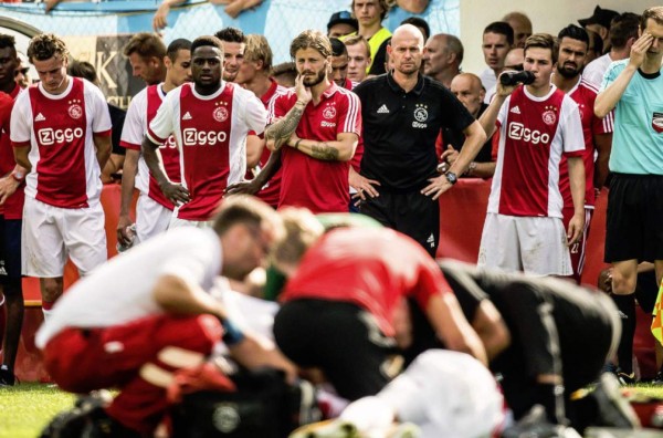 Video: Futbolista en coma inducido tras desplomarse en pleno partido