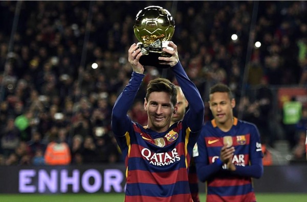 Messi ofrece su quinto Balón de Oro al Camp Nou