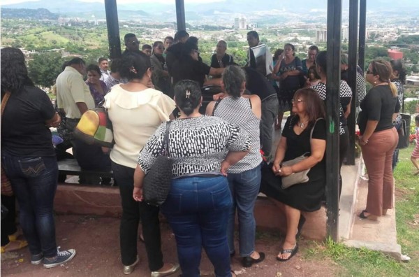 Brindan el último adiós a padre de universitario, asesinado un día después de protestar