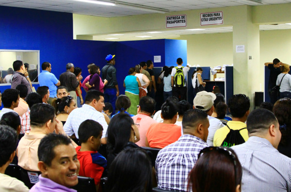 Emisión de pasaportes se reduce en 20% en Migración