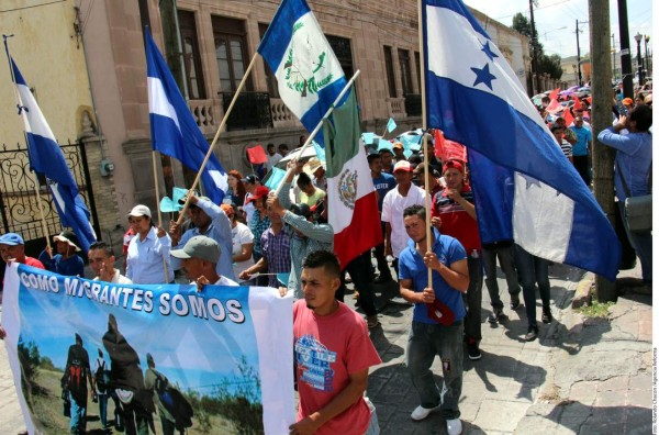 Mujeres hondureñas salen a buscar a sus seres en la ruta migratoria