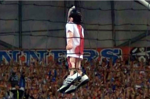 Los ultras del Marsella reciben a Valbuena con un muñeco ahorcado