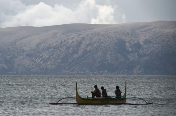 Miles de evacuados, pendientes de la erupción del volcán Taal en Filipinas