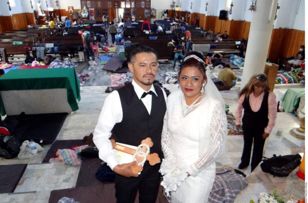 Migrante hondureño se casa en Puebla entre invitados de la caravana