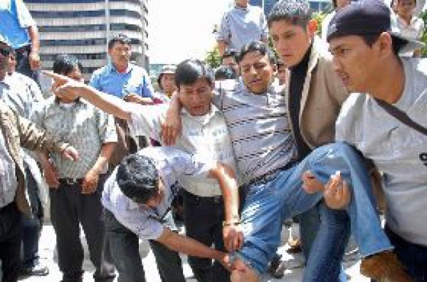 Ecuador: diputados destituidos ingresan a la fuerza a Congreso