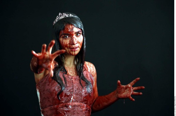 Daniela Luján se reunió con sus compañeros de reparto de 'Carrie' para la sesión de fotos promocionales del proyecto en donde terminó bañada de sangre artificial.
