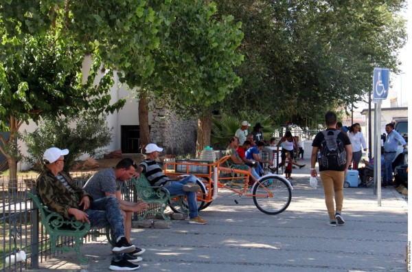 Migrantes hondureños duermen en plazas públicas porque no caben en albergues