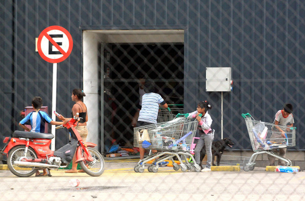 Violentos saqueos se extienden por toda Argentina