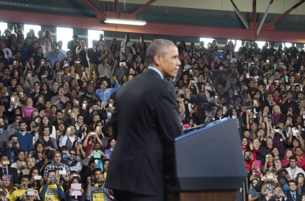 Footballing super-agent Jorge Mendes (R) arrives at the Court in Pozuelo de Alarcon on June 27, 2017 to be questioned by Spanish judge as part of a probe into Colombian striker Radamel Falcao's alleged tax evasion. / AFP PHOTO / PIERRE-PHILIPPE MARCOU