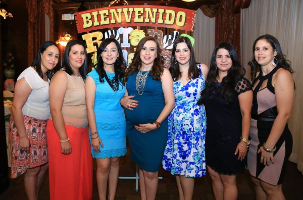 Fiesta maternal para Gloria Pineda