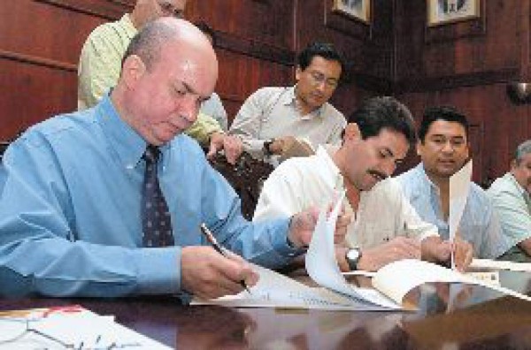 Firman convenio para escuela modelo