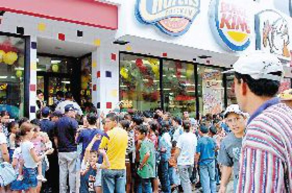 El pollo volvió locos ayer a los sampedranos