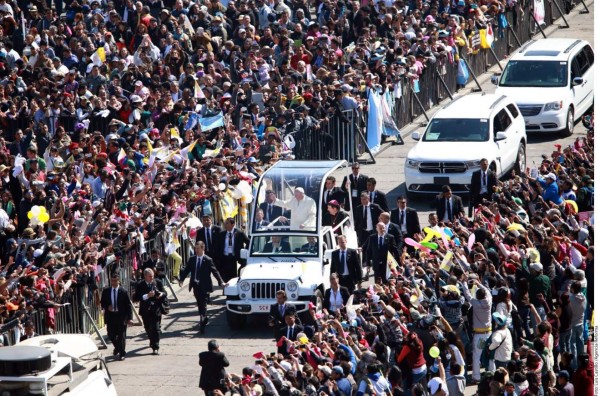 Papa: 'Vengo como un mensajero de misericordia y paz'