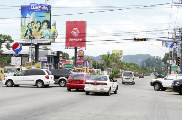 Semáforos cumplen más de un mes sin funcionar