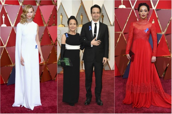 Las estrellas de Hollywood lucen lazos azules contra Trump