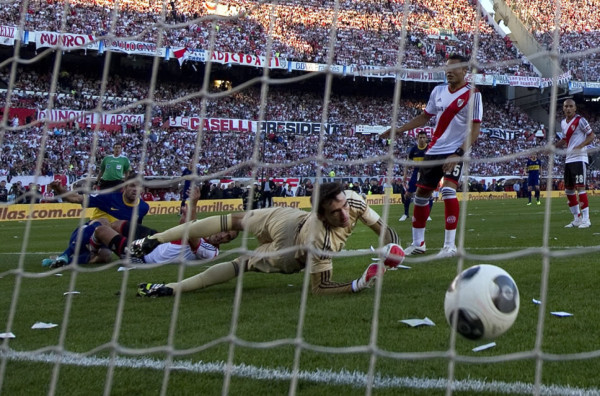 Boca Juniors se adueñó del Superclásico y da pelea por el título