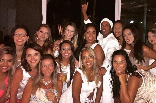 Ronaldinho recibió el 2015 rodeado de mujeres