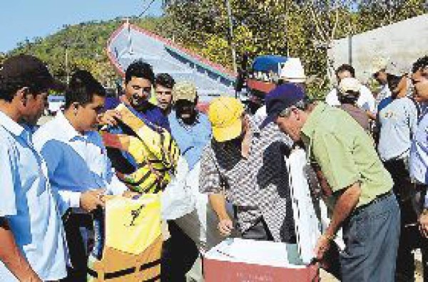 Entregan fondos de ERP a pescadores