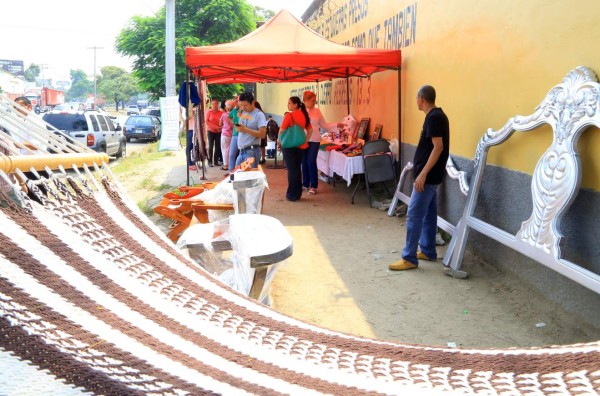 Reos se rehabilitan haciendo zapatos, muebles y hasta pan