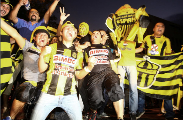 Aficionados del Real España celebran el título en las calles