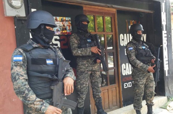 Allanan un café internet en la colonia La Planeta de La Lima