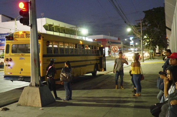 En bulevares de San Pedro Sula es donde más irrespetan las paradas de buses autorizadas
