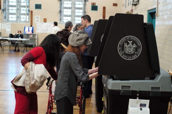 Neoyorquinos ya votan con Clinton y Trump como favoritos