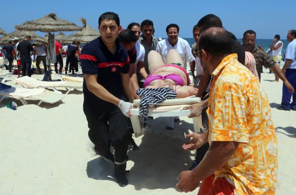 Los rescatistas auxiliaron a los turistas heridos tras el ataque terrorista en el balneario de Susa.