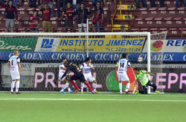 Video: Jerry Palacios se destapa con un triplete en Costa Rica