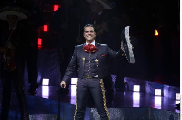 Alejandro Fernández honra a Juan Gabriel