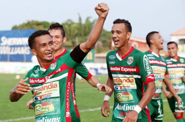 Marathón remonta con 10 hombres y hunde a Platense