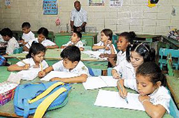 Planean introducir educación bilingüe