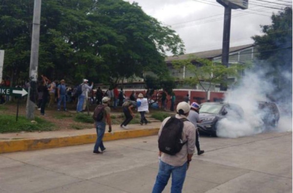 Policía dispersa protesta de maestros y médicos en Tegucigalpa