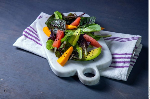 Ensalada con mango y aguacate  