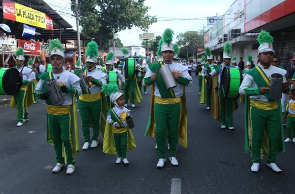 Bandas ponen a bailar a sampedranos
