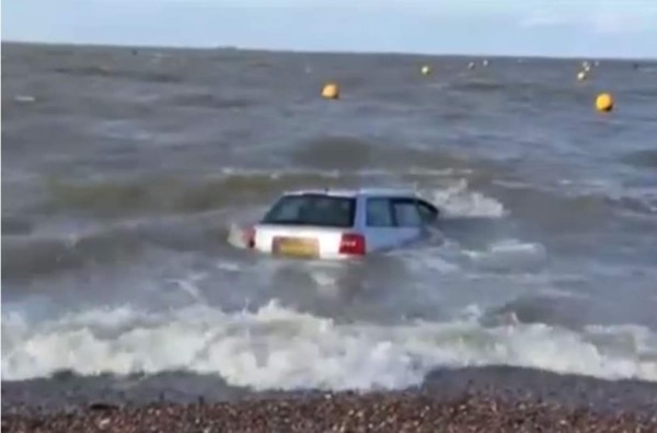 Un vehículo fue tragado por el mar en Londres  