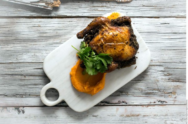 Pollo a las hierbas con puré de camote