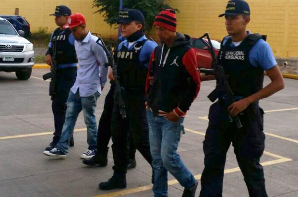 Capturan a dos hermanos acusados de asesinato