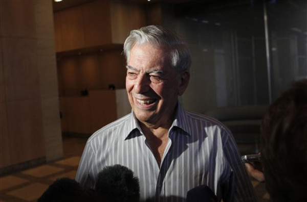 Mario Vargas Llosa: El Nobel es reconocimiento a la literatura en español
