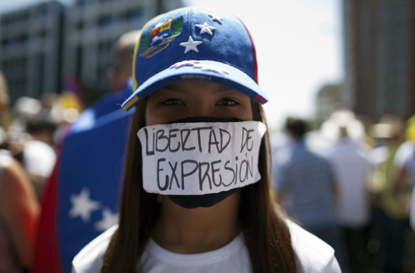 Oposición y chavismo marchan en Caracas provocando nuevos disturbios