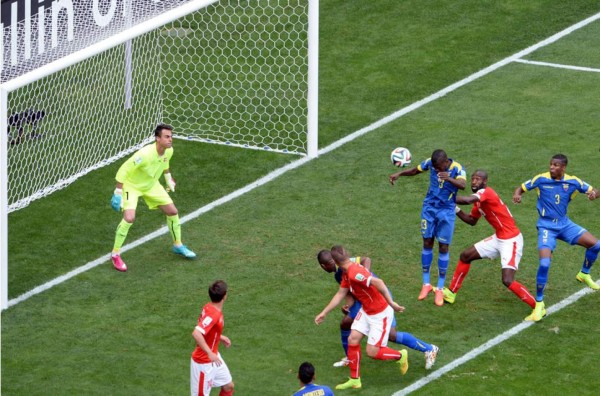 Suiza asesta un duro golpe a Ecuador en el tiempo de descuento 