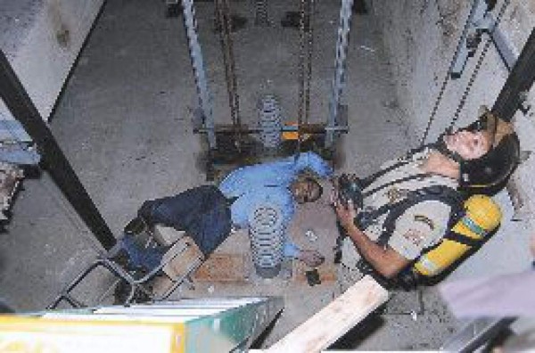 Muere ascensorista al caer de elevador