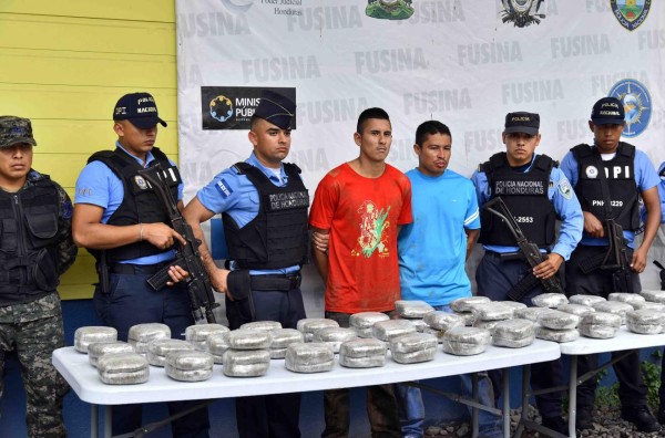 Capturan a dos hombres con 103 paquetes de marihuana