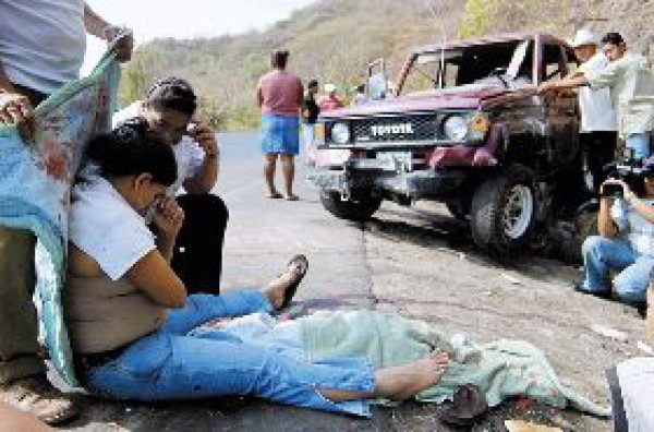 Niña de 4 años muere al volcar camioneta