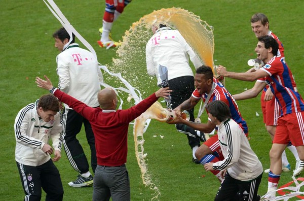 Pep Guardiola recibe la tradicional ducha de cerveza del campeón