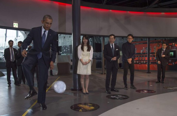 Obama jugó al fútbol con un robot japonés