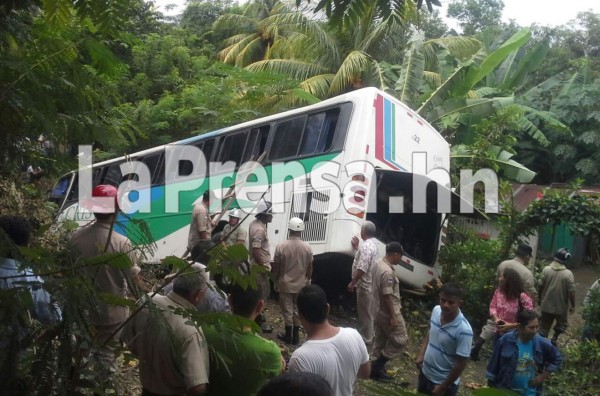 Bus cae a barranco en Santa Rita y deja varios heridos