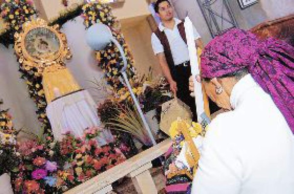 Feligreses honran a la virgen de Suyapa